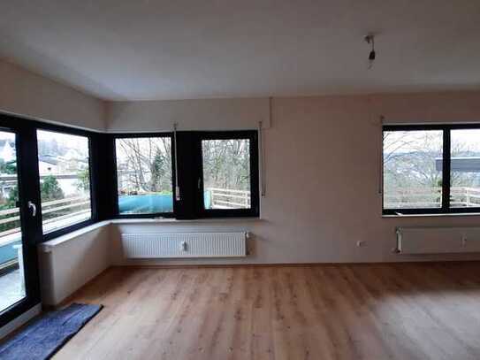 schöne modernisierte 3-Zimmer-Penthouse-Wohnung in guter Lage mit Dachterrasse, Garage und EBK