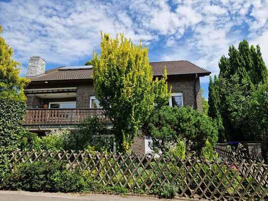 Großzügiges Zweifamilienhaus mit Fernblick in ruhiger, begehrter Lage von Detmold