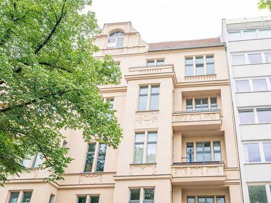 Viel Platz in Charlottenburg - freie 4-Zi.-Altbauwohnung mit großen Zimmern, Wohnküche & 2 Balkonen