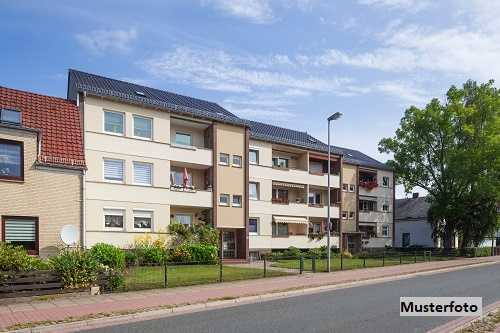 Mehrfamilienhaus mit Balkonanlage und Stellplätze