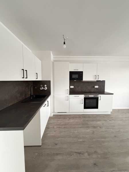 Zentrale 2,5-Raum-Wohnung mit Einbauküche und Balkon