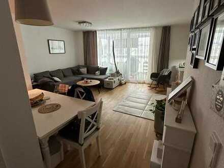 Moderne 3 Zimmer Wohnung mit Blick ins Grüne sowie Balkon/ Loggia, Einbauküche und Stellplatz