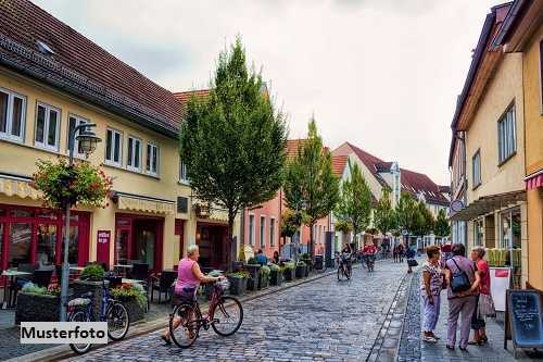 Mehrfamilienhaus nebst Wohnhausanbau und 2 Garagen