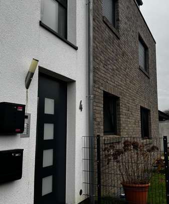 Moderne Obergeschoss Wohnung mit Balkon, Garage