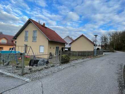 Familienfreundliches Einfamilienhaus mit Keller und 2 Garagen am Rande von Teublitz