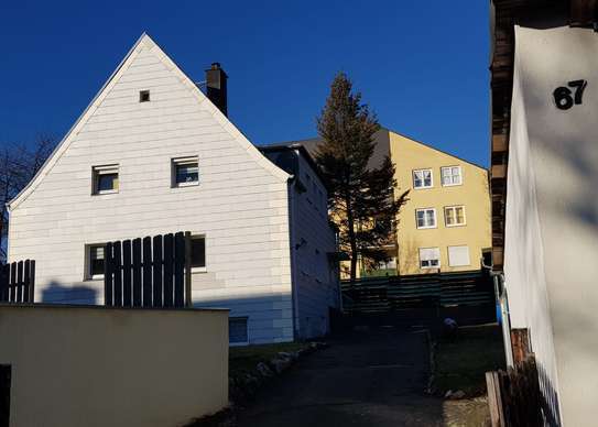 Renovierte3-Zimmer-DG-Wohnung mit kleinem Bad und EBK in Hof, ideal für Singles, mit Gartenbenutzung