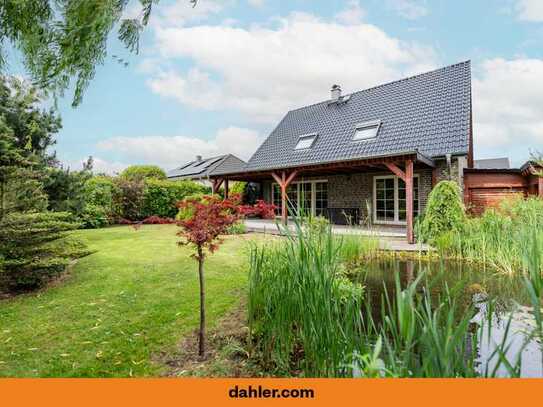 Spacious detached house in country house style / Frisian house in a quiet location directly on the f