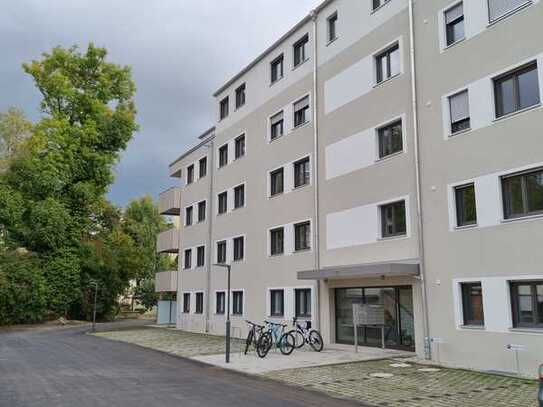 Stilvolle, neuwertige 2,5-Raum-Erdgeschosswohnung mit priv. Garten und 2 Stellplätzen