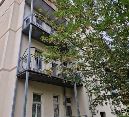 vermietete Wohnung als Kapitalanlage mit Balkon und Laminatboden