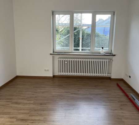 Erstbezug nach Sanierung mit Balkon: Geschmackvolle 3-Raum-EG-Wohnung mit geh. Innenausstattung