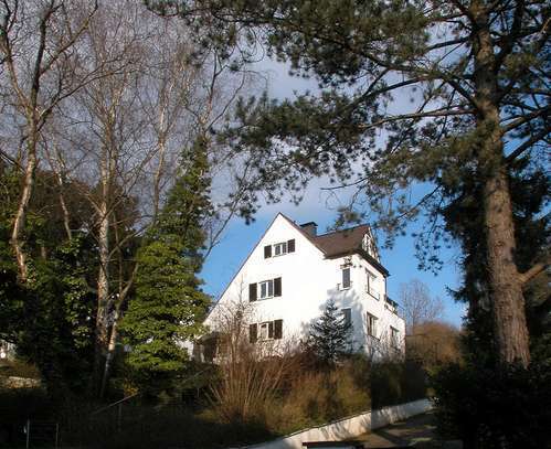 Stilvolle, sanierte 4,5-Raum-Maisonette-Wohnung mit geh. Innenausstattung mit Balkon und Garten