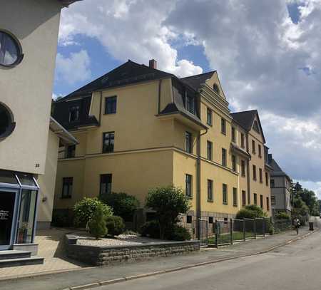 Wohnen in Greiz, 2 Zimmer, Wohnküche, Tgl. Duschbad, im 1.OG mit einem schönem Ausblick