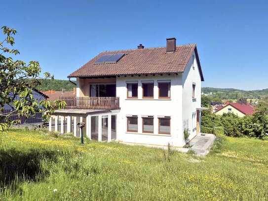 Grandioser Ausblick gefällig? Familiendomizil mit großem Garten und drei Garagen