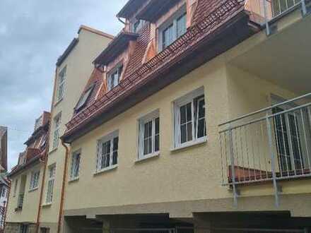 Schicke Neubauwohnung mit neuer Einbauküche, Aufzug, überdachter Balkon, Carport, altengerecht.