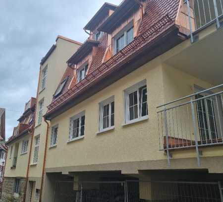 Schicke Neubauwohnung mit neuer Einbauküche, Aufzug, überdachter Balkon, Carport, altengerecht.