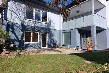 Geräumige 3 – Zimmer - Wohnung mit Einbauküche und großer sonniger Terrasse sowie Gartenanteil