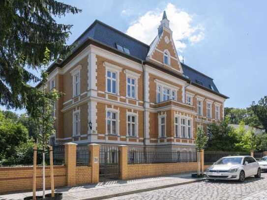 Großzügige Altbau-Wohnung mit Balkon und Wintergarten