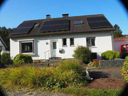 Freistehendes Einfamilienhaus mit PV-Anlage und Wärmepumpe