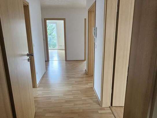 Moderne, lichtdurchflutete 3-Zimmerwohnung mit Balkon und Pkw-Stellplatz