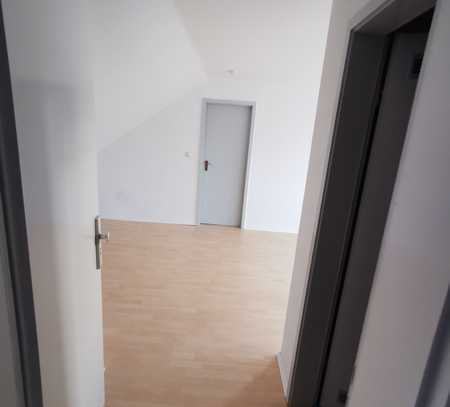 Helle, gepflegte 2-Zimmer-Dachgeschosswohnung mit Balkon/Loggia