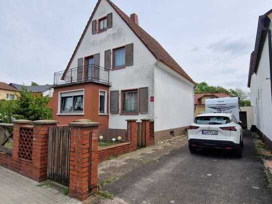 Modernisierungsbedürftiges Einfamilienhaus mit Hof, Garage und Dachterrasse