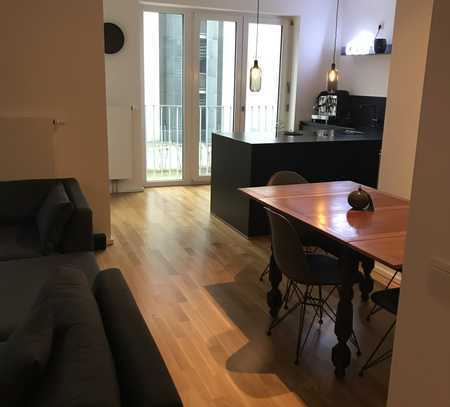 Großzügige und modern teilmöblierte Wohnung mit Balkon und Küche in Frankfurt (Neubau)