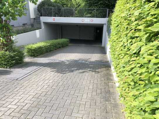 **gepflegter, großer Tiefgaragenstellplatz
in Düsseldorf /Gerresheim sucht neues Autos**