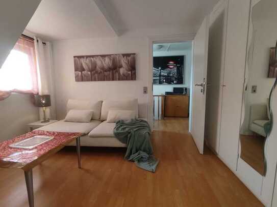 Zwei modern möblierte Zimmer in gepflegter kleiner WG-Wohnung in Stuttgart