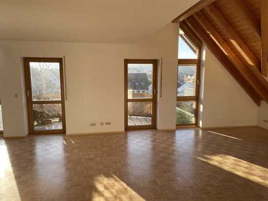 Großzügige 5-Zimmer-Maisonette-Wohnung mit Balkon und Garten