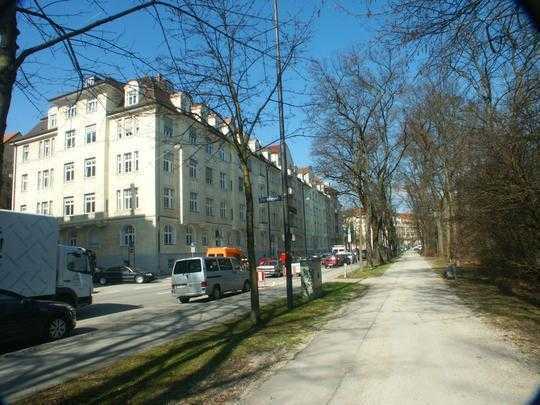 Einzelgarage in kleiner Tiefgarage in der Widenmayerstraße