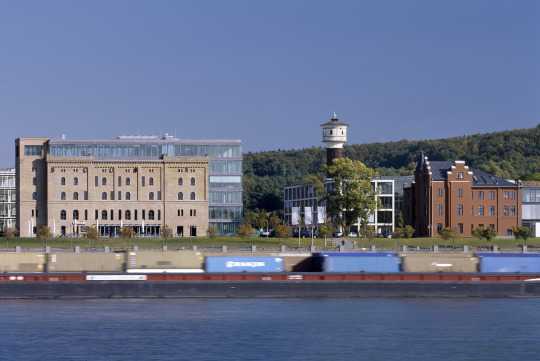 Charmante Büroflächen hinter einer denkmalgeschützten Fassade mit Rheinblick