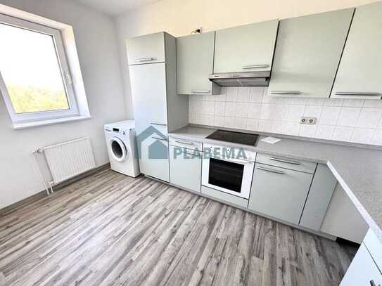 2-Zimmer-Wohnung, modernisiert, mit Einbauküche, Gemeinschaftsgrundstück & Parkplätzen zu vermieten