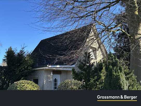 Schönes Grundstück mit liebebedürftigem Haus