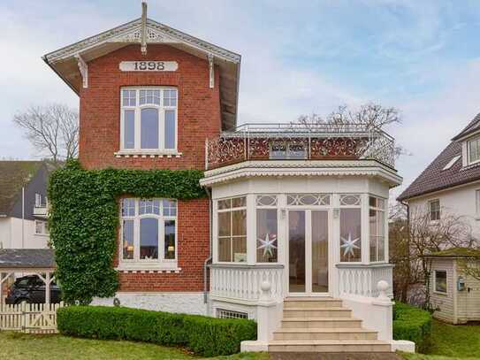 Strandvilla am Niendorfer Hafen in erster Meereslinie