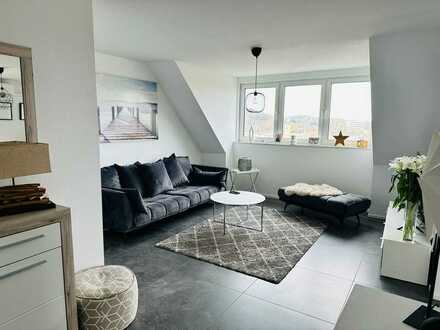 Modernisierte 2-Raum-Dachgeschosswohnung mit Balkon und Einbauküche in Frechen