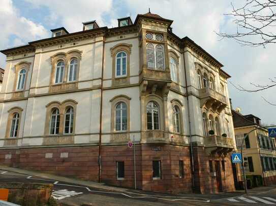 Moderne 2-Zi-Wohnung im 3. OG mit Einbauküche in Baden-Baden Innenstadt