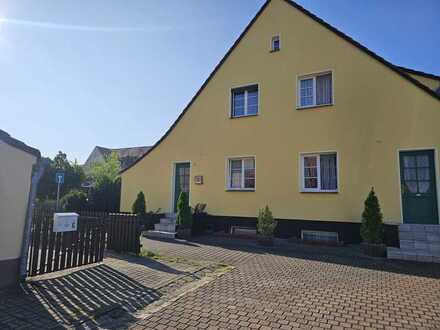 Doppelhaushälfte in Lauta mit Terasse, Garten und Garage