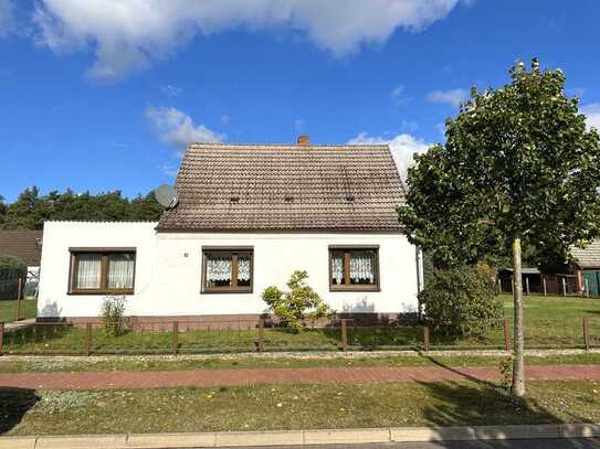 Einfamilienhaus mit Nebengebäude und großem Grundstück