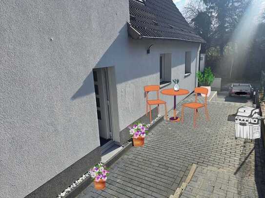 Erstbezug nach Sanierung mit Terrasse: Stilvolle 2-Zimmer-Wohnung (2ZKB) mit lux. Innenausstattung