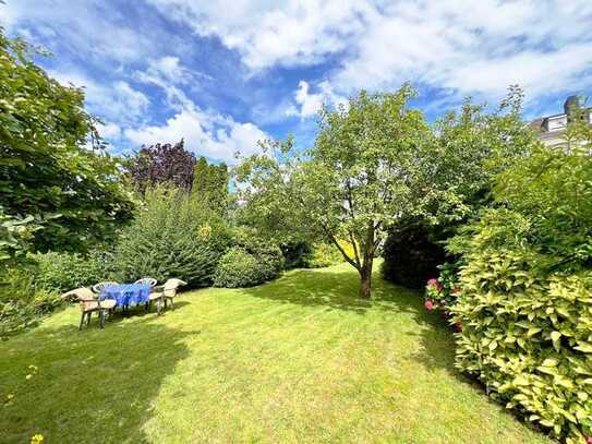 Charmante Doppelhaushälfte mit großem Garten und Garage