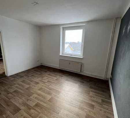 helle 3-Zimmer-Wohnung mit Tageslichtbad, Handtuchheizung, Stellplatz vor dem Haus und Keller