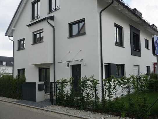 Lichtdurchflutete Eckeinheit "Haus im Haus" mit Terrasse & Garten * NEUWERTIG *