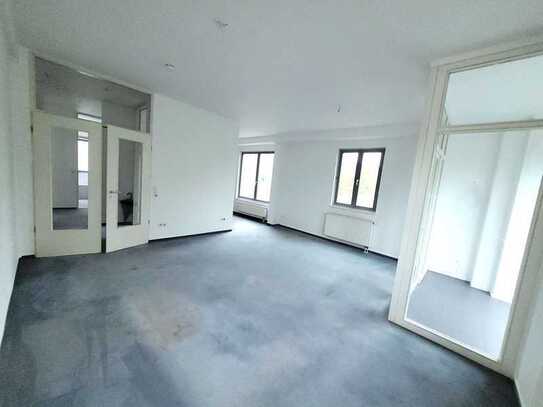 Sonnige 3 - Zimmerwohnung in zentraler Lage - Balkon - Loggia - Lift - Wannenbad - EBK