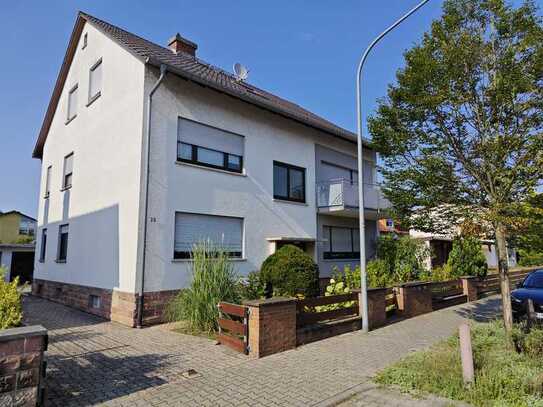 3-Familien-Haus mit Garagen und großem Garten