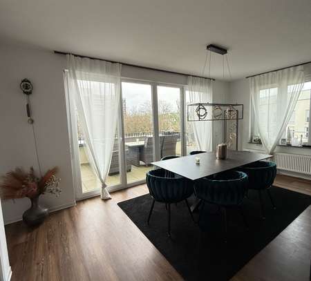 Exklusive 3-Zimmer-Penthouse-Wohnung mit Balkon und EBK in Frankfurt am Main