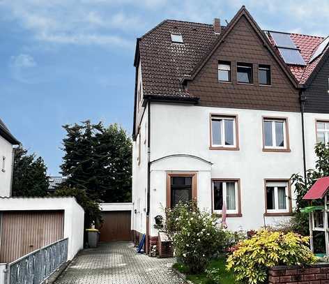 Stattliches Dreiparteienhaus, einseitig angebaut, gesuchte Wohnungsgrößen, Garage, ruhige Wohnlage