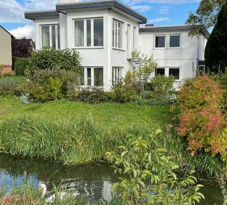 Großzügiges Bungalow mit hellen, lichtdurchfluteten Räumen mit Blick in die Natur