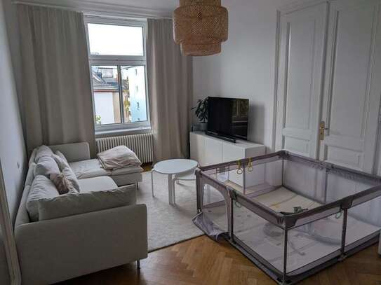 Charmante 4-Zimmer-Altbauwohnung mit großem Balkon im Holzhausenviertel