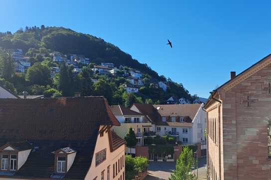 Erstvermietung von kernsanierter Wohneinheit mit Aufzug und herrlichem Ausblick