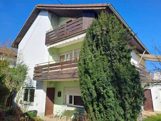 Gemütliches, freistehendes Einfamilienhaus mit Einliegerwohnung und zwei Garagen